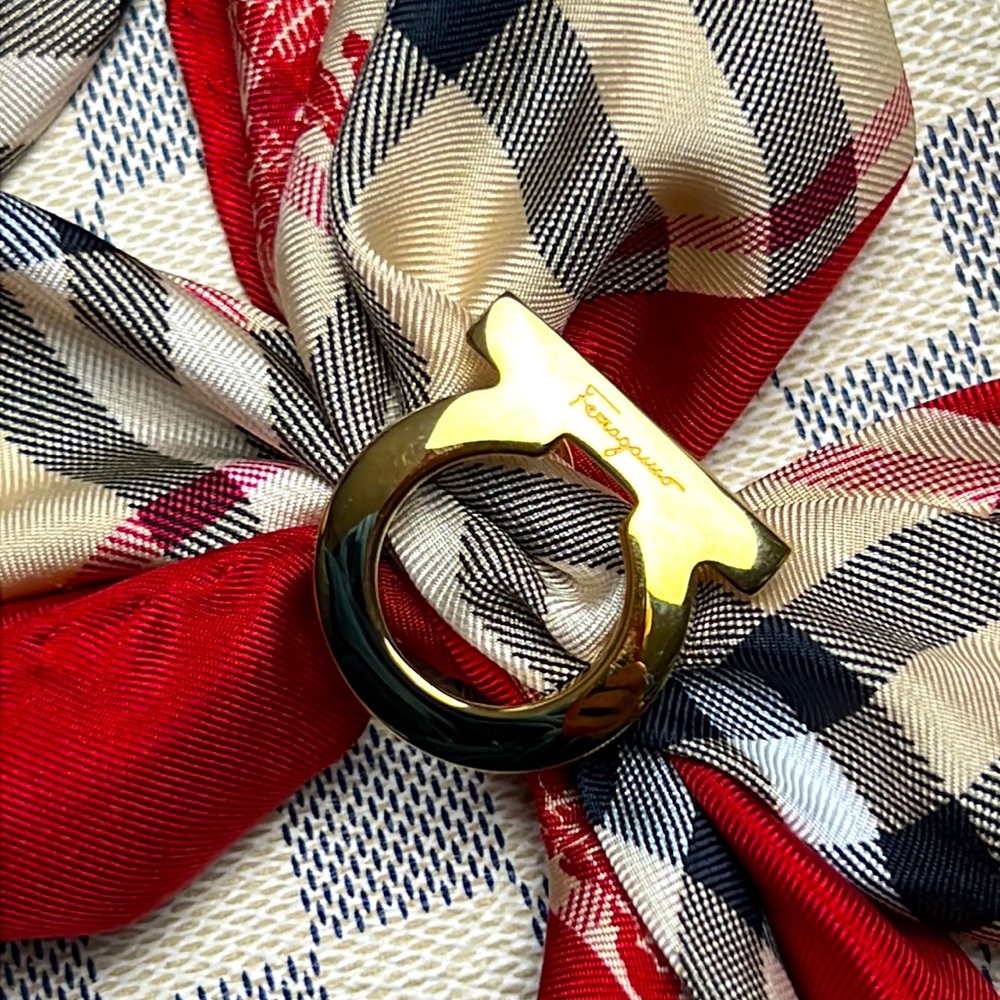 Salvatore Ferragamo Gancini Gold Tone Metal Scarf Large Ring Logo Auth